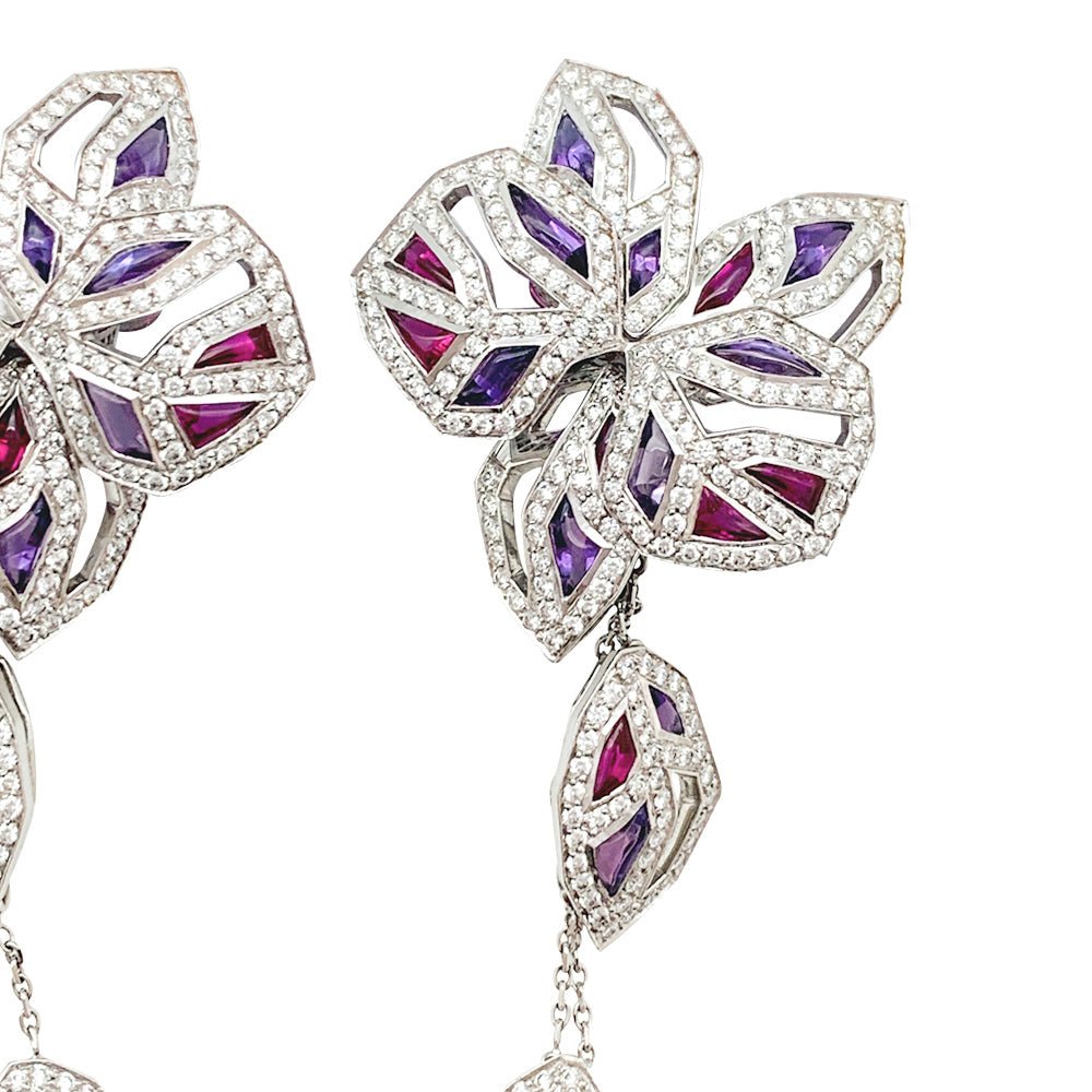 Boucles d'oreilles CARTIER "Caresse d'Orchidées" en or blanc, rubis, améthystes et diamants - Castafiore