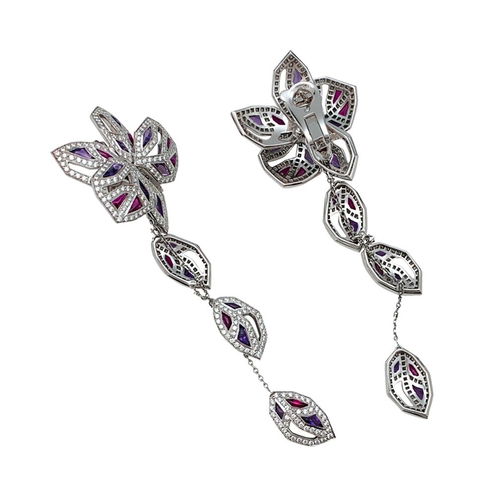Boucles d'oreilles CARTIER "Caresse d'Orchidées" en or blanc, rubis, améthystes et diamants - Castafiore