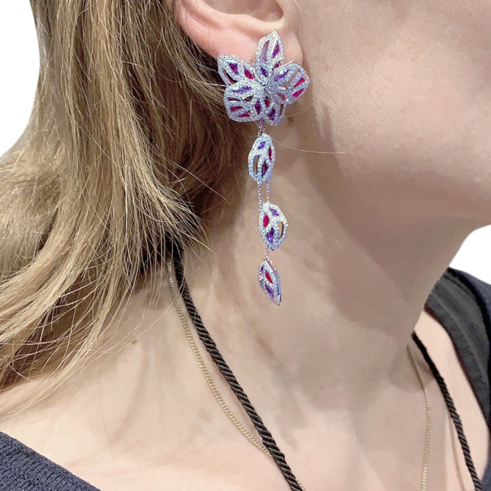 Boucles d'oreilles CARTIER "Caresse d'Orchidées" en or blanc, rubis, améthystes et diamants - Castafiore