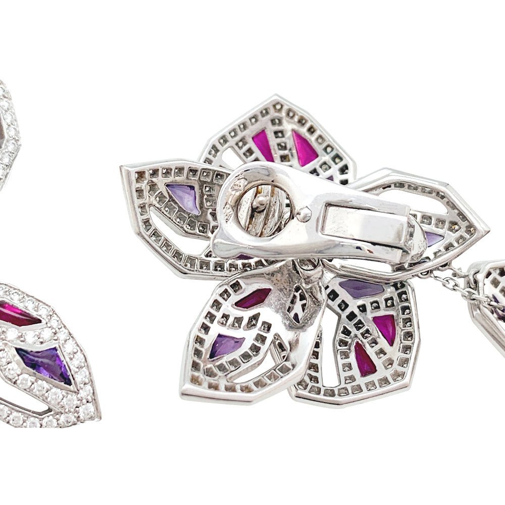Boucles d'oreilles CARTIER "Caresse d'Orchidées" en or blanc, rubis, améthystes et diamants - Castafiore