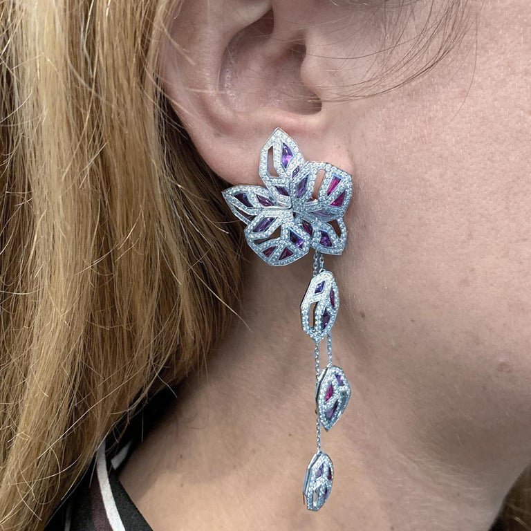 Boucles d'oreilles CARTIER "Caresse d'Orchidées" en or blanc, rubis, améthystes et diamants - Castafiore