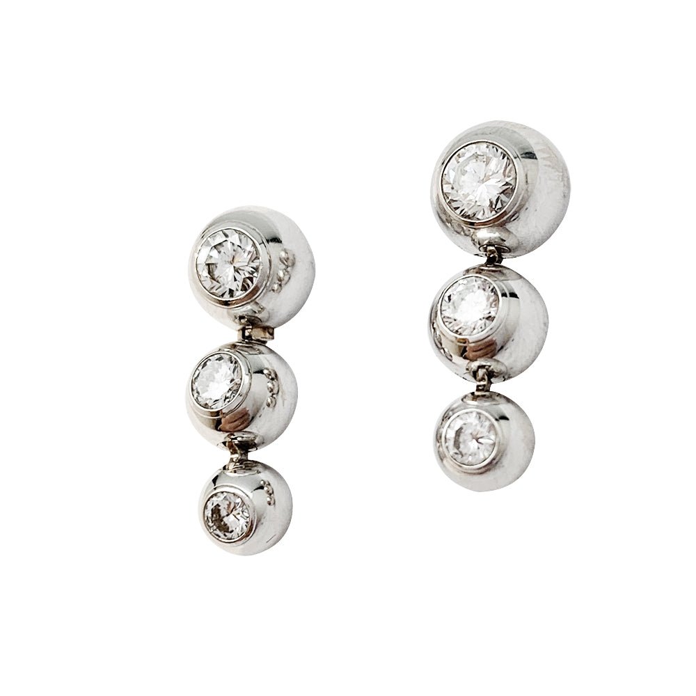Boucles d'oreilles CARTIER, "Perles de diamants", en or blanc, diamants - Castafiore