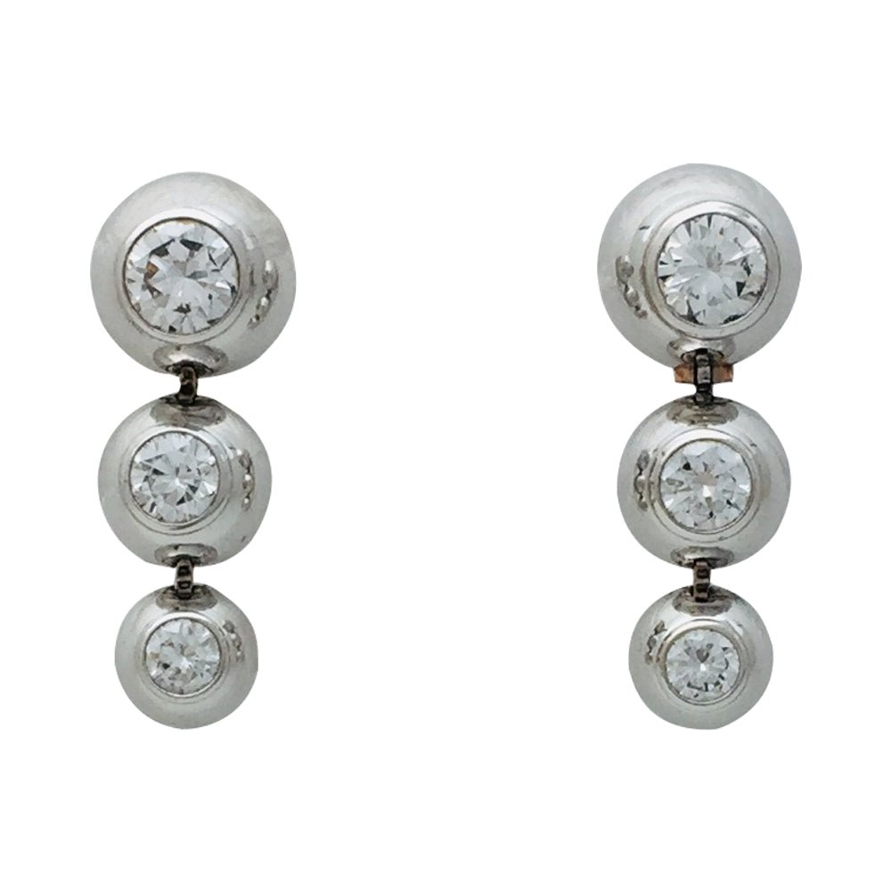 Boucles d'oreilles CARTIER, "Perles de diamants", en or blanc, diamants - Castafiore