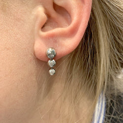 Boucles d'oreilles CARTIER, "Perles de diamants", en or blanc, diamants - Castafiore
