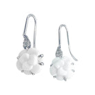 Boucles d'oreilles Chanel, "Camélia", or blanc, diamants - Castafiore