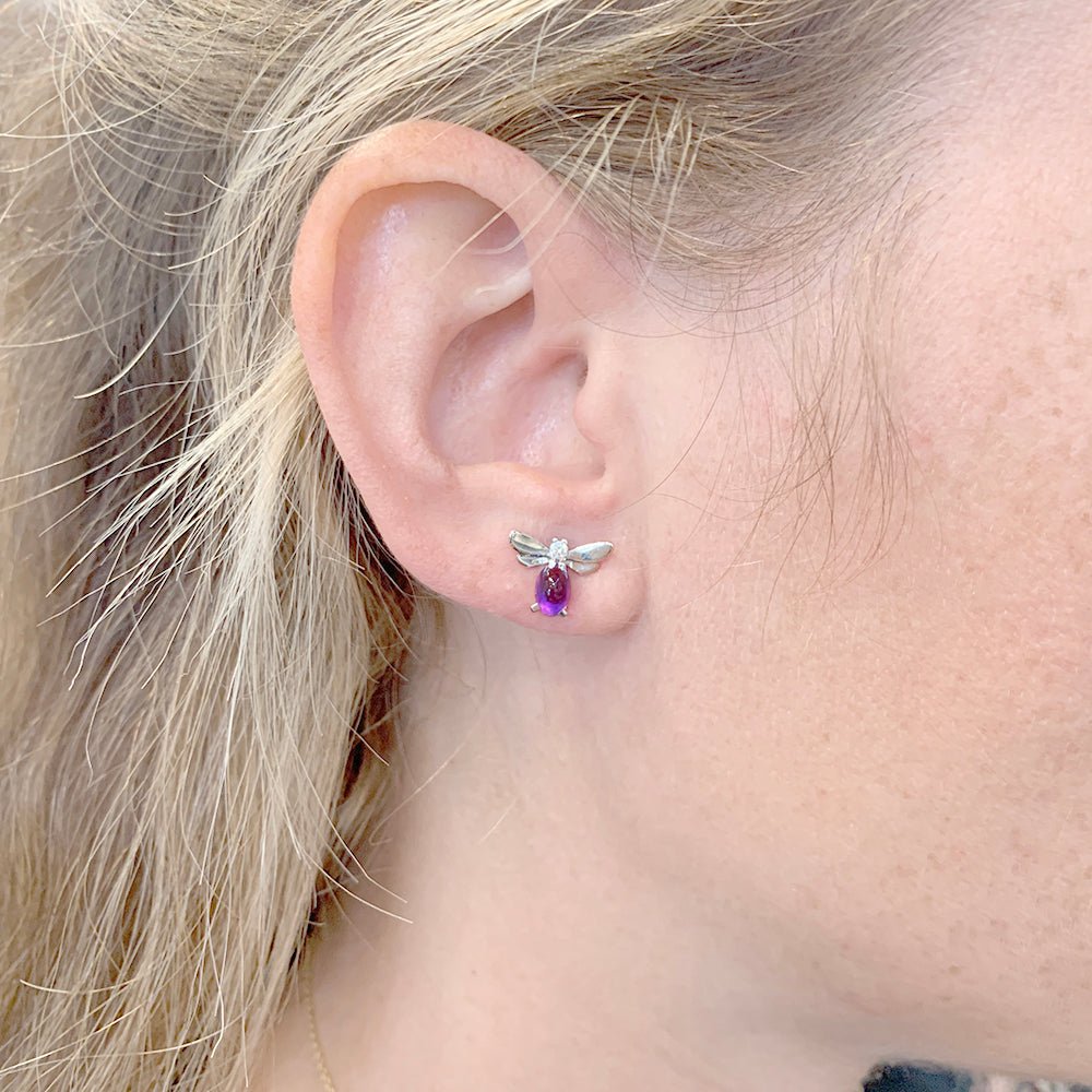 Boucles d'oreilles CHAUMET, "Attrape-moi...si tu m'aimes", or blanc, améthystes - Castafiore