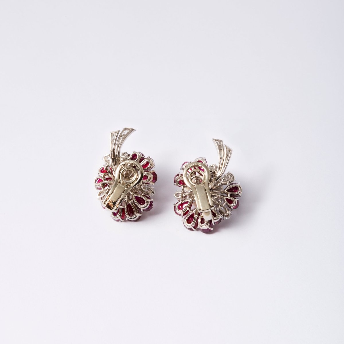 Boucles d’oreilles Clips fleur en or blanc, diamants et rubis - Castafiore