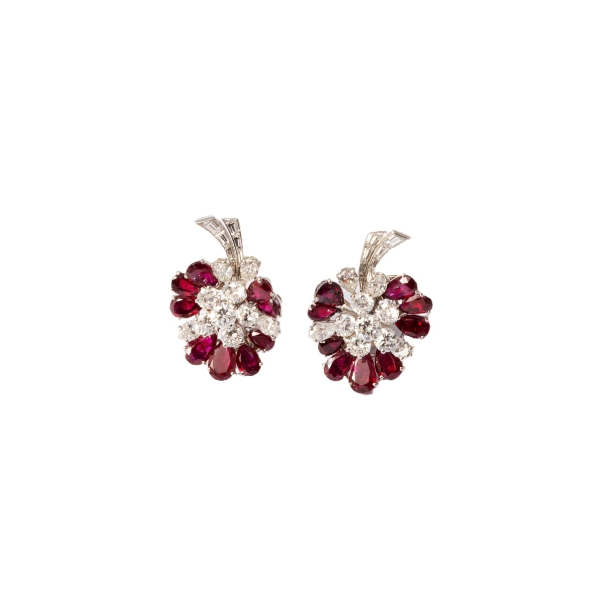 Boucles d’oreilles Clips fleur en or blanc, diamants et rubis - Castafiore