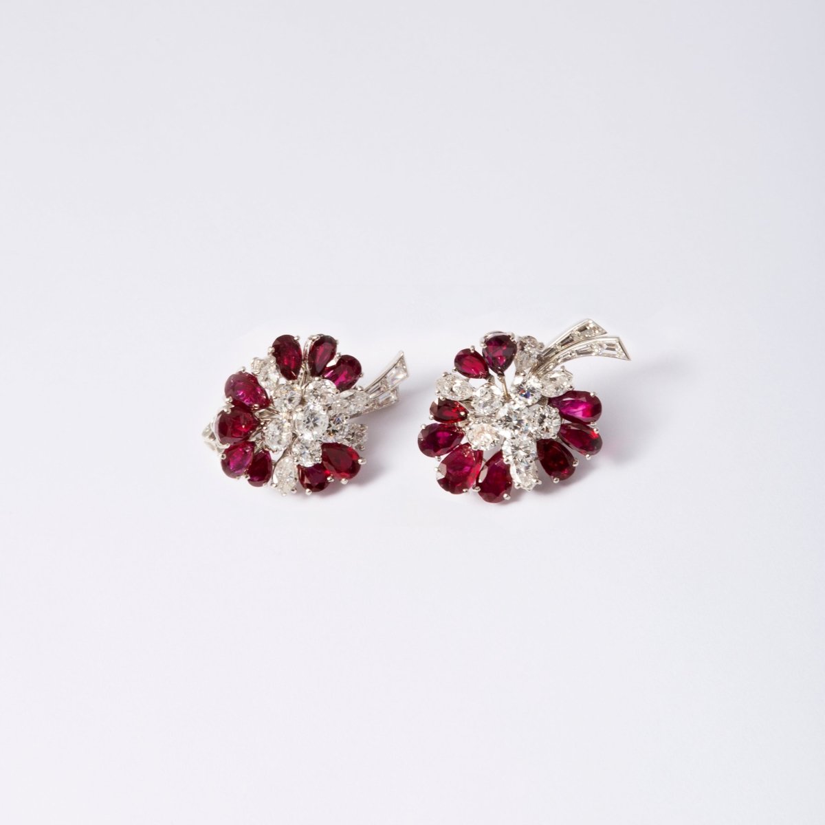 Boucles d’oreilles Clips fleur en or blanc, diamants et rubis - Castafiore