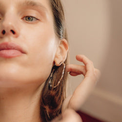 Boucles d'oreilles Créoles CHANEL "Camélia" en or blanc - Castafiore