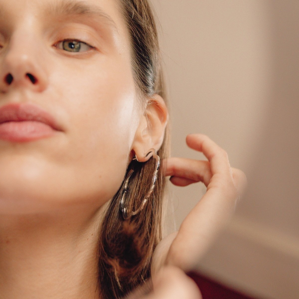 Boucles d'oreilles Créoles CHANEL "Camélia" en or blanc - Castafiore