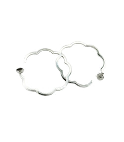 Boucles d'oreilles Créoles CHANEL "Camélia" en or blanc - Castafiore
