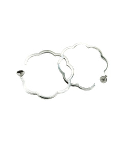 Boucles d'oreilles Créoles CHANEL "Camélia" en or blanc - Castafiore