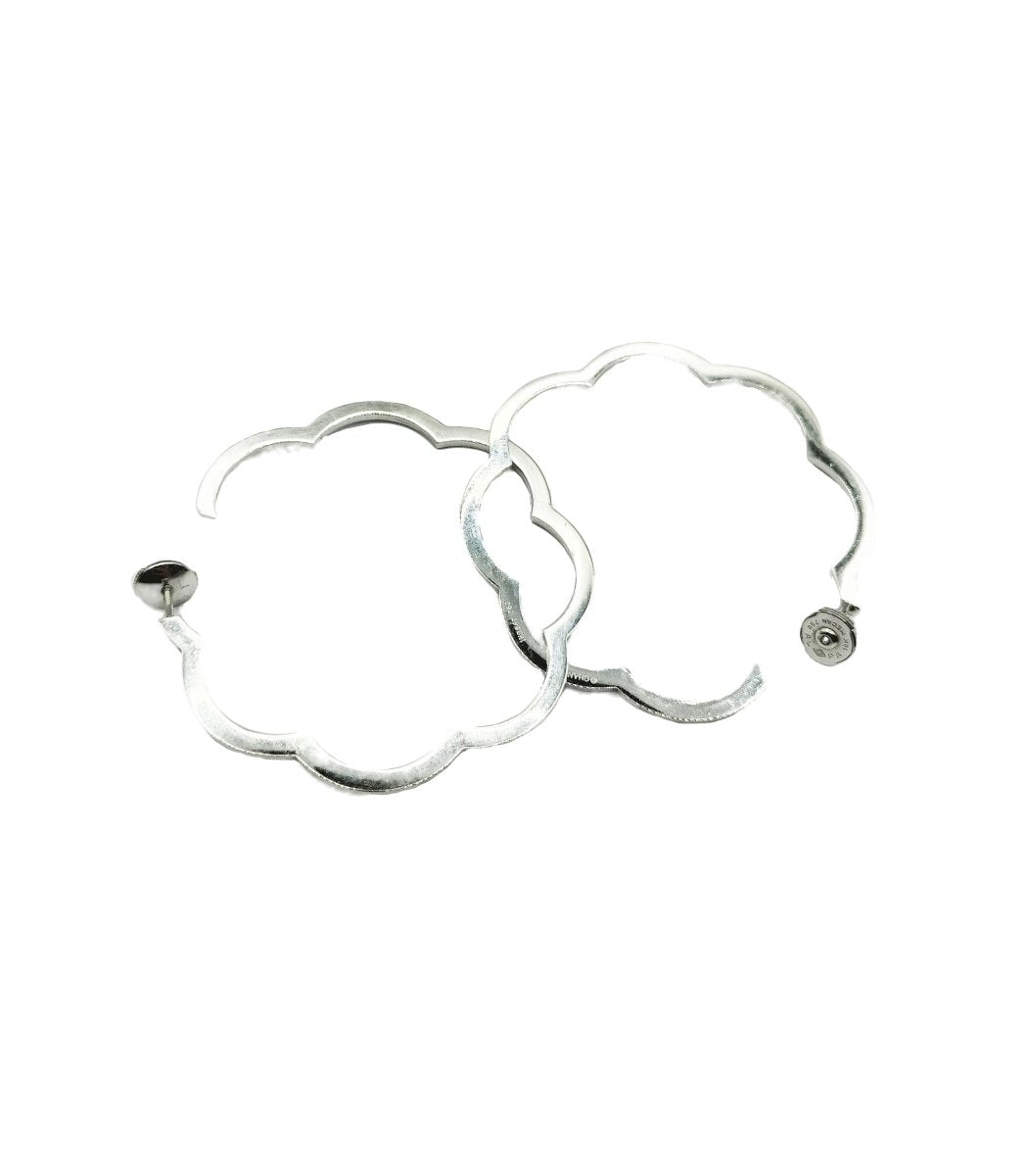 Boucles d'oreilles Créoles CHANEL "Camélia" en or blanc - Castafiore