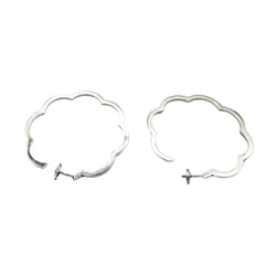 Boucles d'oreilles Créoles CHANEL "Camélia" en or blanc - Castafiore