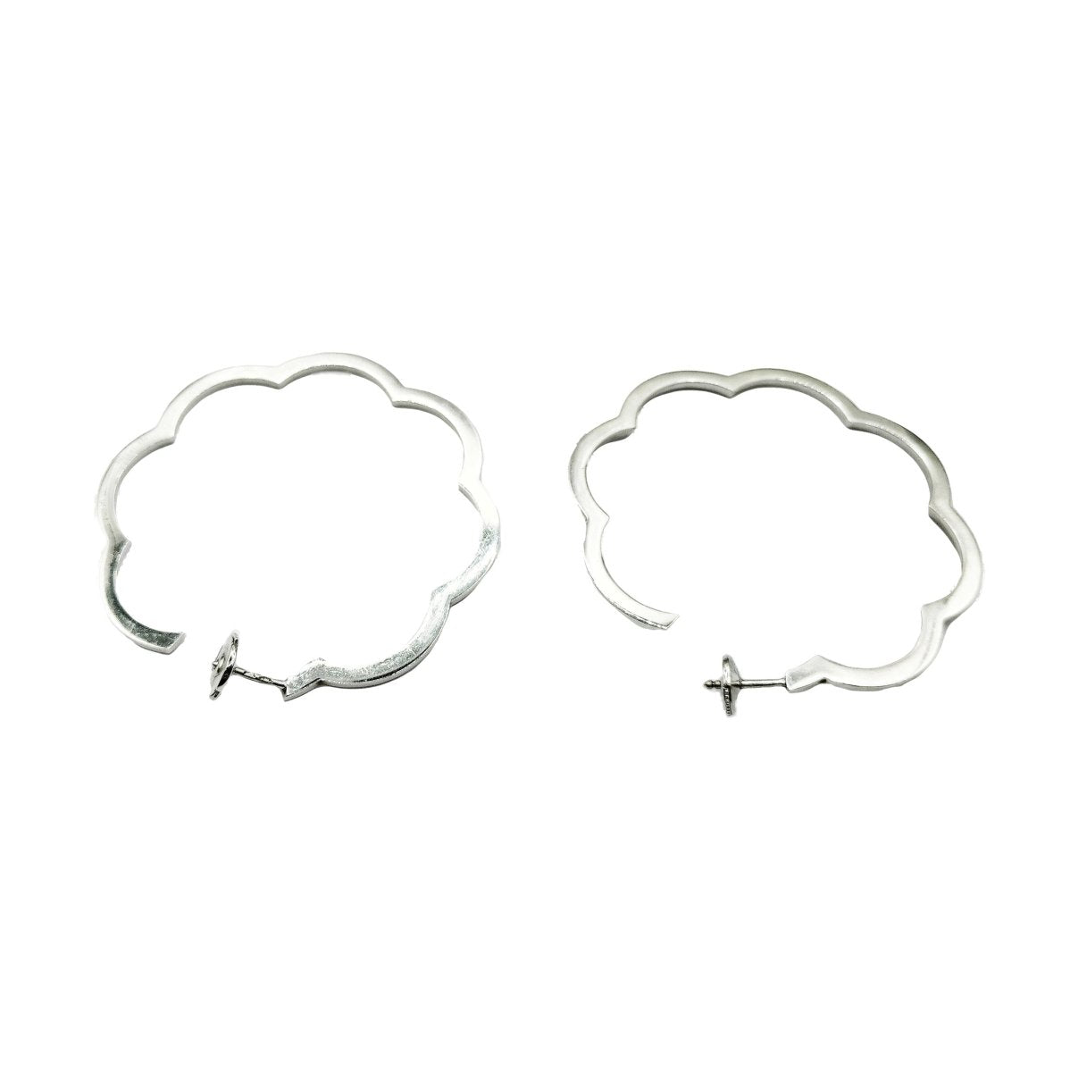 Boucles d'oreilles Créoles CHANEL "Camélia" en or blanc - Castafiore