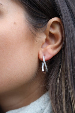 Boucles d'oreilles Créoles ondulées en or blanc et diamants - Castafiore