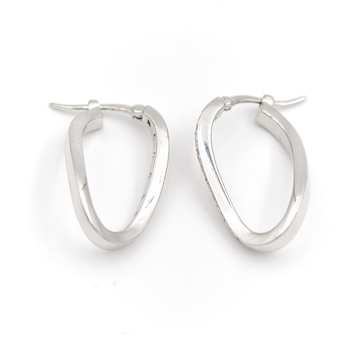 Boucles d'oreilles Créoles ondulées en or blanc et diamants - Castafiore