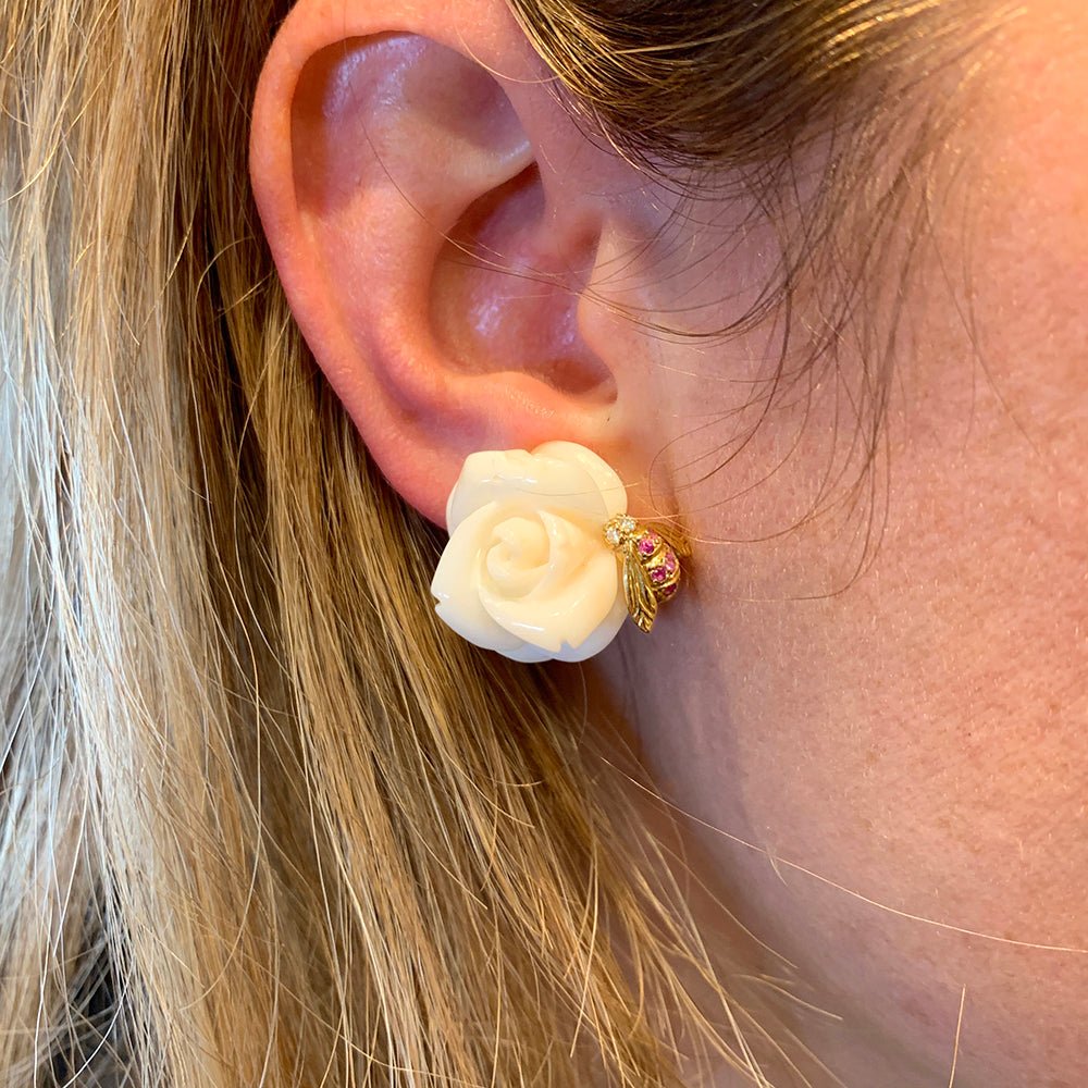 Boucles d'oreilles DIOR, "Rose Dior Pré Catelan", or jaune, corail, diamants et saphirs roses - Castafiore