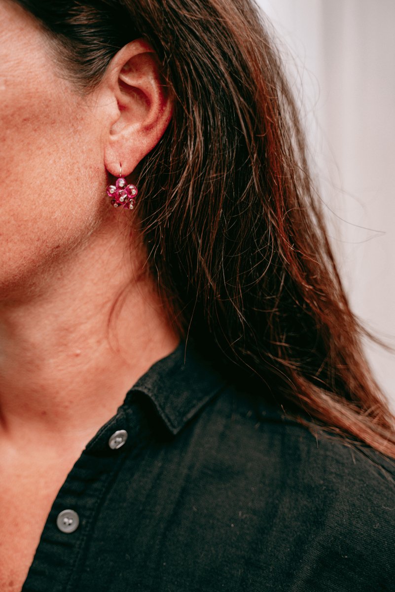 Boucles d'oreilles "Dormeuses" en or jaune, perles de rubis et diamants - Castafiore