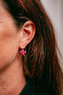 Boucles d'oreilles "Dormeuses" en or jaune, perles de rubis et diamants - Castafiore