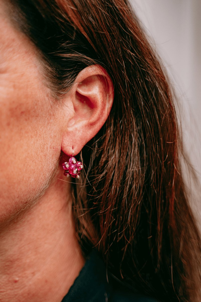 Boucles d'oreilles "Dormeuses" en or jaune, perles de rubis et diamants - Castafiore