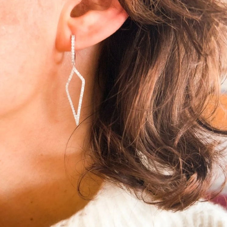 Boucles d'oreilles en gris à formes géométriques ajourées,pavées de diamant - Castafiore