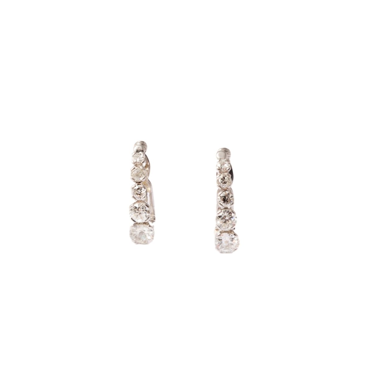 Boucles d'oreilles en or gris et platine retenant cinq diamants - Castafiore