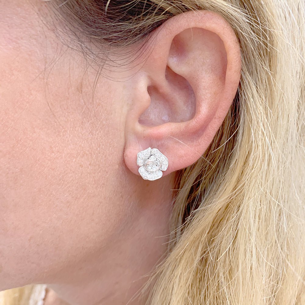 Boucles d'oreilles, "Fleurs", or blanc, diamants. - Castafiore