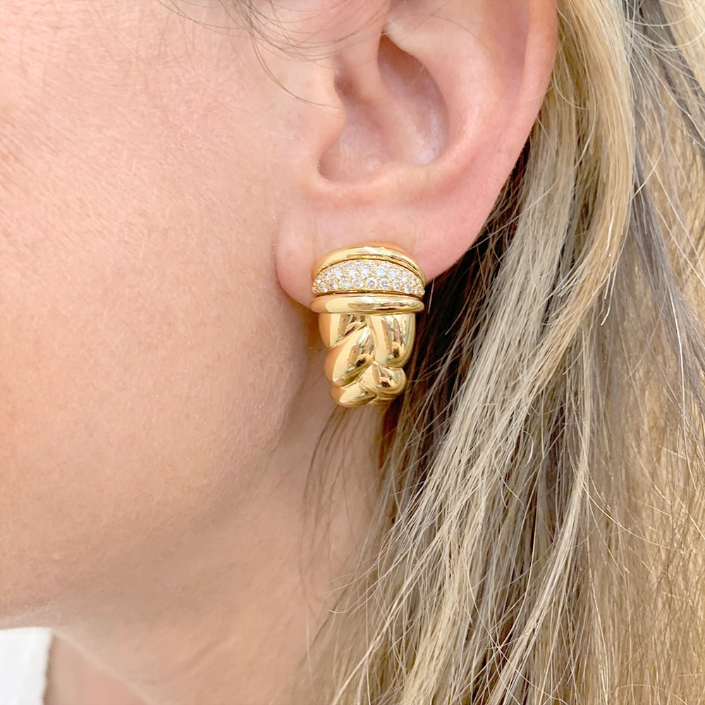 Boucles d'oreilles O.J.Perrin, "Vénitien", or jaune, diamants. - Castafiore