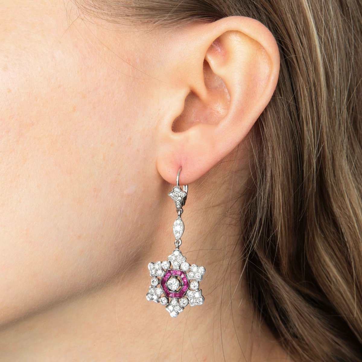 Boucles d’oreilles Pendantes DIAFINI en or blanc et diamants et rubis - Castafiore