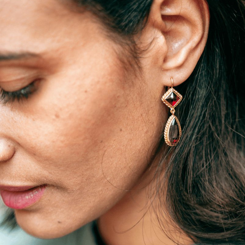 Boucles d'oreilles Pendantes en or jaune et grenat - Castafiore