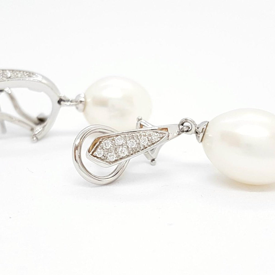 Boucles d'oreilles Pendantes ISABELLE LANGLOIS en or blanc, perles et diamants - Castafiore