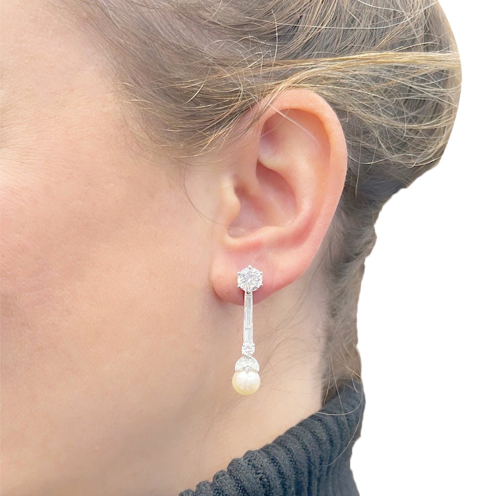 Boucles d'oreilles pendantes or blanc, platine, perles et diamants - Castafiore
