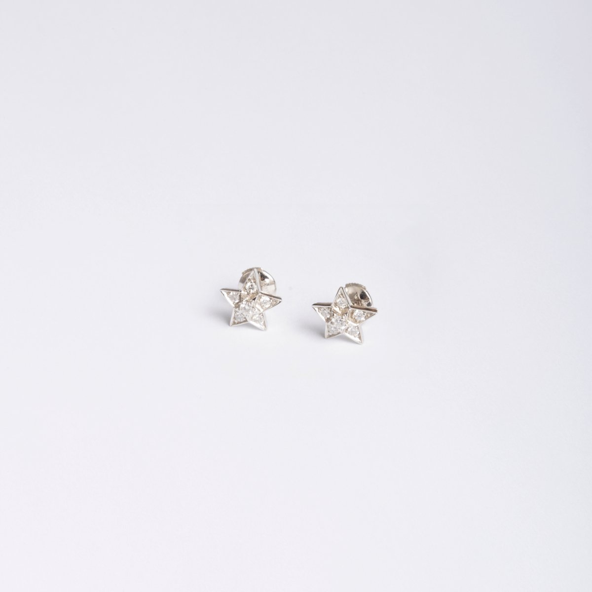 Boucles d'oreilles Puces CHANEL "Comète" en or blanc et diamants - Castafiore
