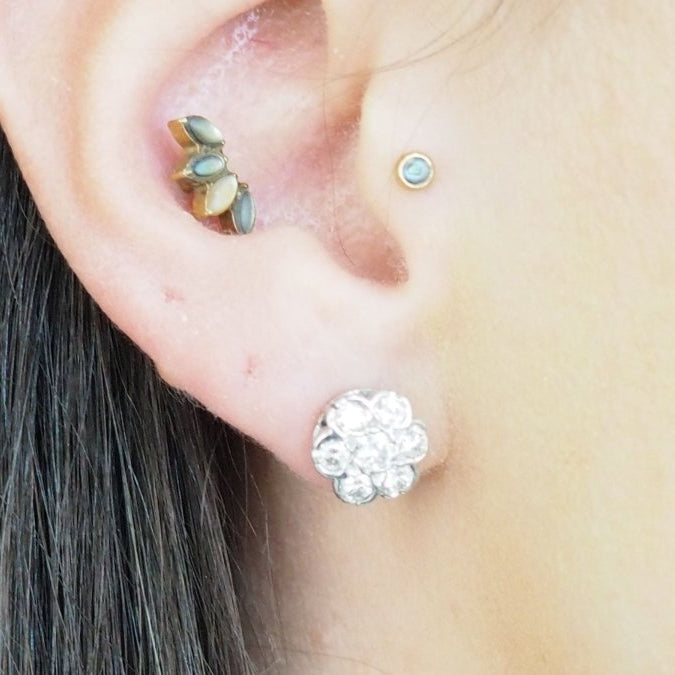 Boucles d'oreilles Puces fleur en or blanc et diamants - Castafiore