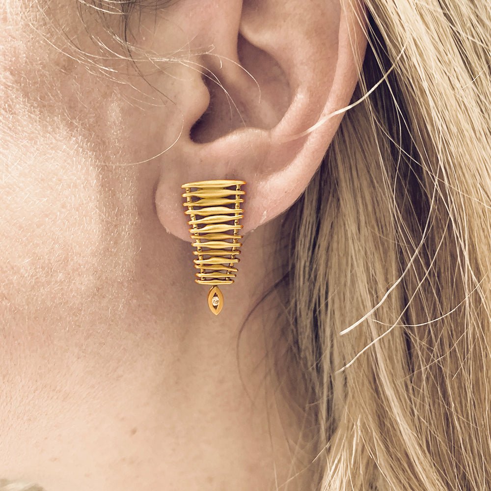 Boucles d'oreilles Stern "Filament" en or jaune et diamants - Castafiore