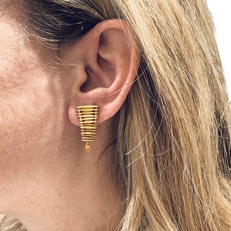 Boucles d'oreilles Stern "Filament" en or jaune et diamants - Castafiore