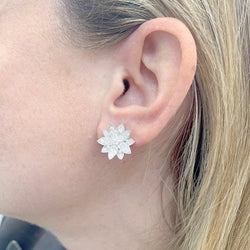 Boucles d'oreilles VAN CLEEF & ARPELS "Lotus" or blanc, diamants - Castafiore