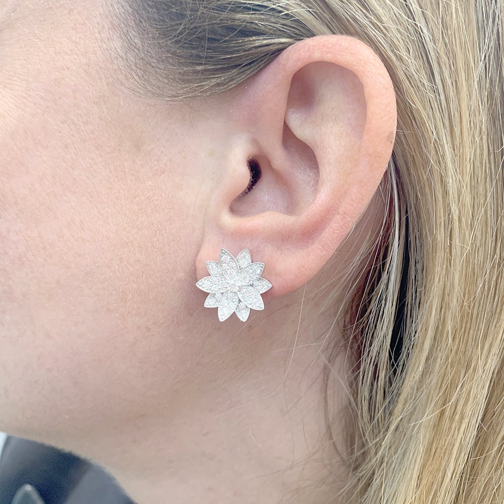 Boucles d'oreilles VAN CLEEF & ARPELS "Lotus" or blanc, diamants - Castafiore