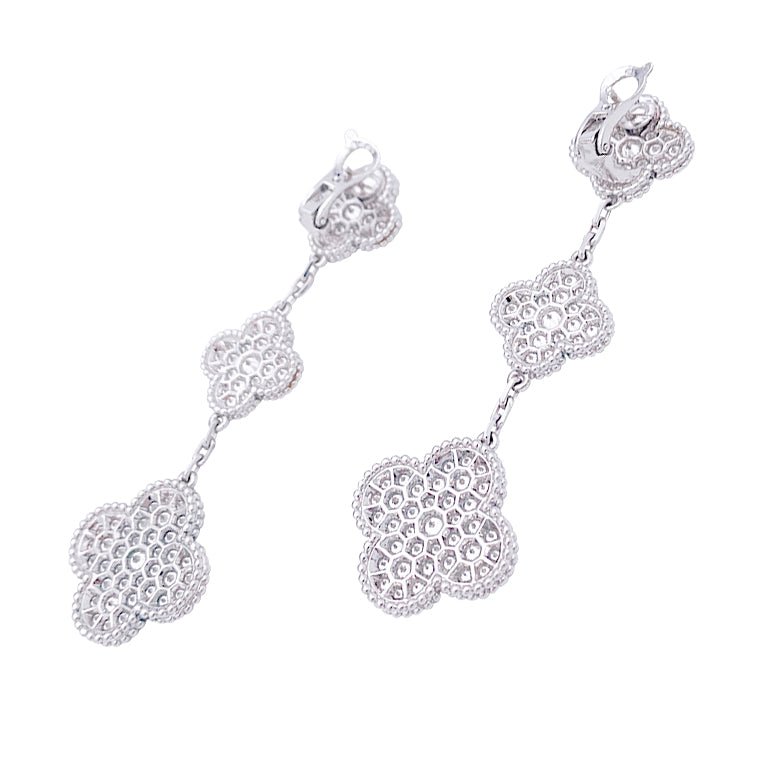 Boucles d'oreilles VAN CLEEF & ARPELS "Magic Alhambra" or blanc, diamants - Castafiore