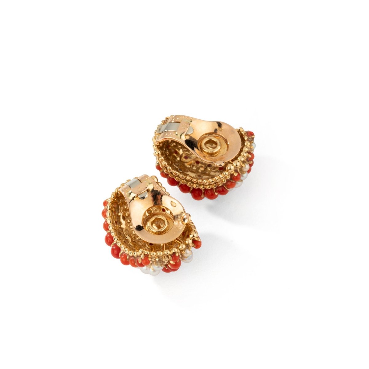 Boucles d'oreilles VAN CLEEF & ARPELS "Twist" en or jaune, corail et perles - Castafiore