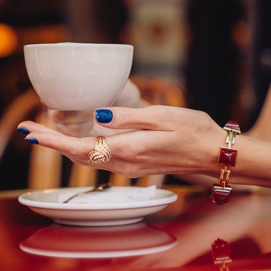 Bracelet articulé en or jaune et cornaline en pain de sucre - Castafiore