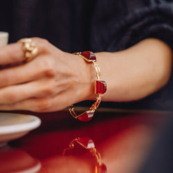 Bracelet articulé en or jaune et cornaline en pain de sucre - Castafiore