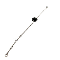 Bracelet CHANEL Camélia en or blanc, onyx et diamants - Castafiore