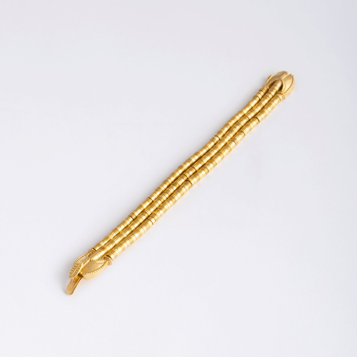 Bracelet en or jaune 18 carats composé de trois rangs, signé LALAOUNIS - Castafiore