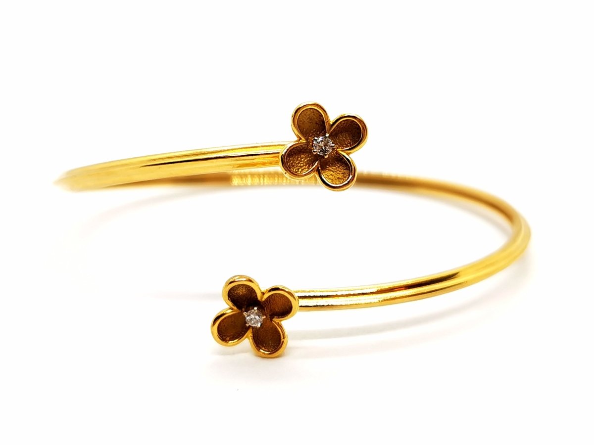 Bracelet Jonc fleur en or jaune et diamants - Castafiore