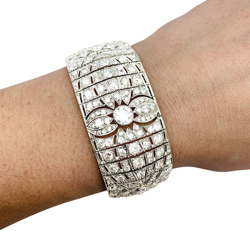 Bracelet Manchette Art Déco en platine et diamants - Castafiore