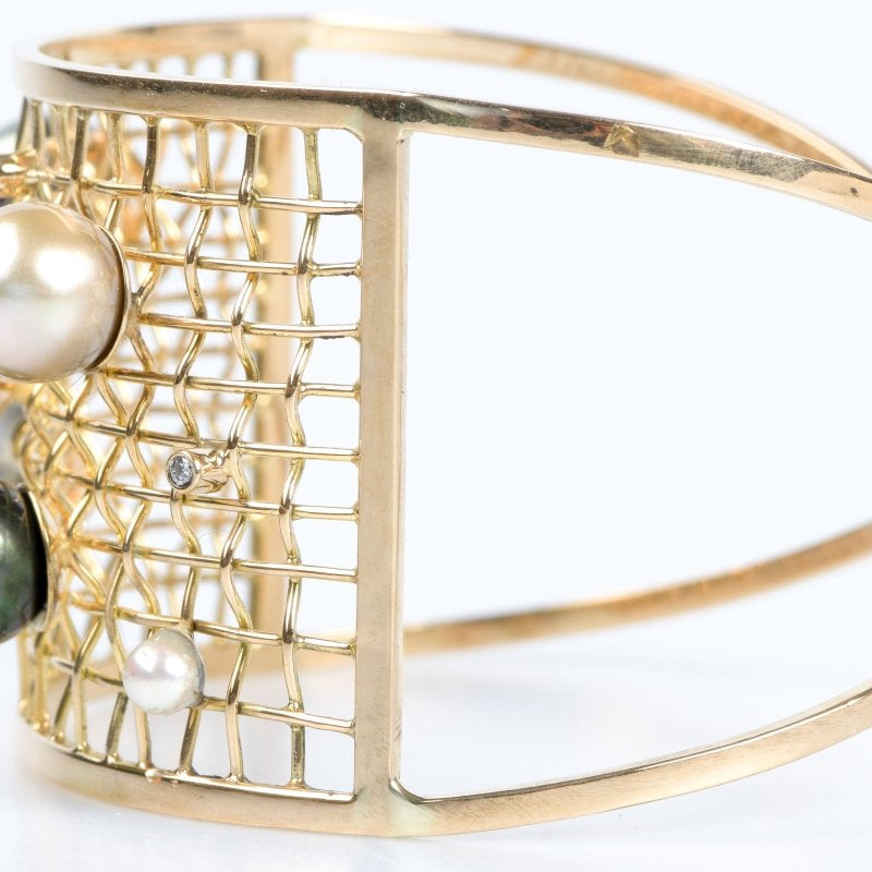 Bracelet manchette en or jaune 18 carats rigide orné 6 perles et 4 diamants - Castafiore