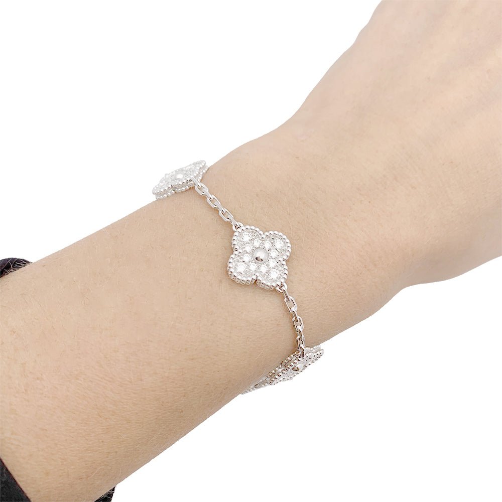 Bracelet VAN CLEEF & ARPELS, "Vintage Alhambra", or blanc, diamants - Castafiore